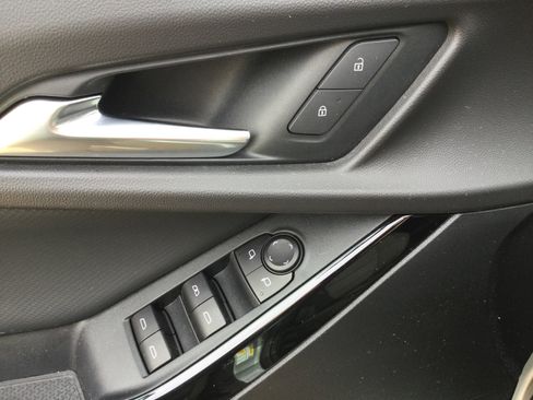 Used 2025 Chevrolet Equinox LT w/ Safety and Technology Package image 8