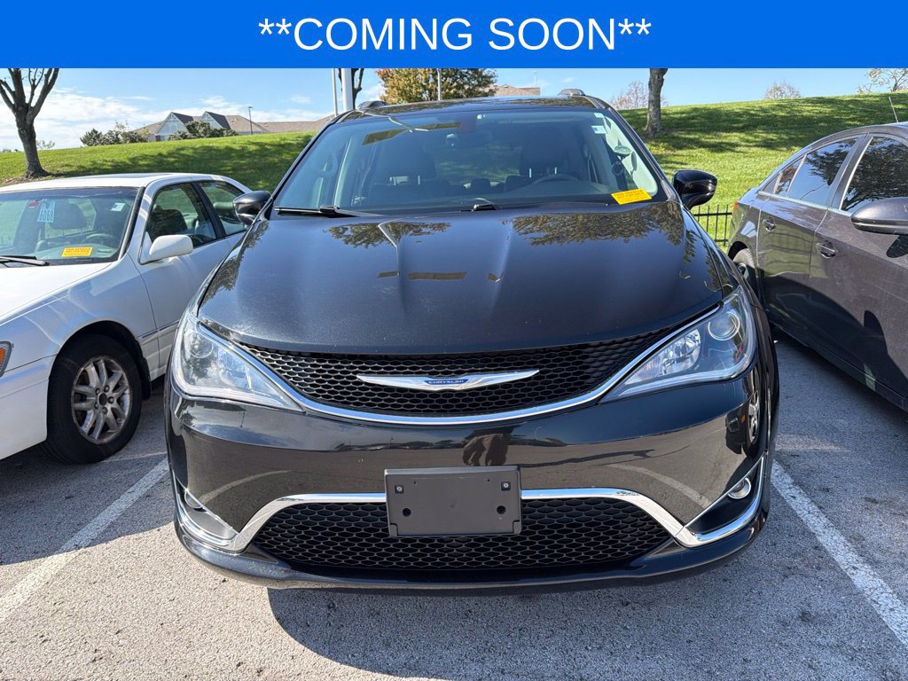 Used 2019 Chrysler Pacifica Touring-L FWD image 2