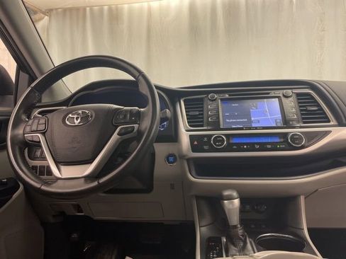 Used 2019 Toyota Highlander XLE image 19