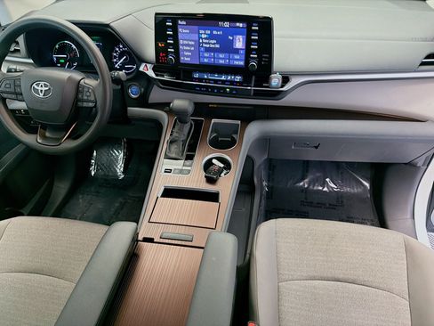 Used 2024 Toyota Sienna LE w/ LE Plus Package FWD image 12