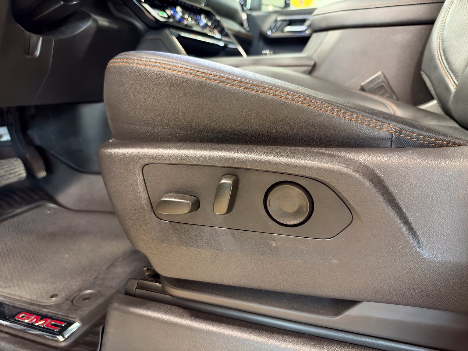 Used 2024 GMC Sierra 2500 AT4 w/ AT4 Premium Plus Package AWD/4WD image 14