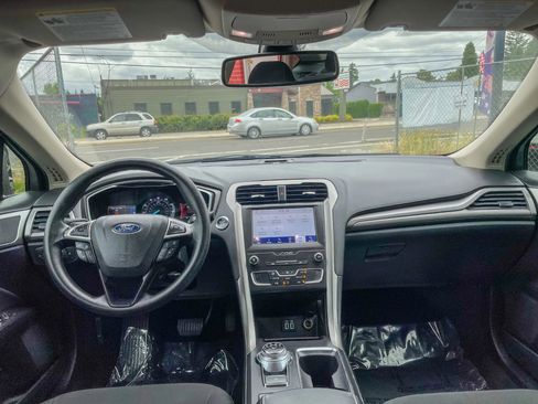 Used 2020 Ford Fusion SE FWD image 3