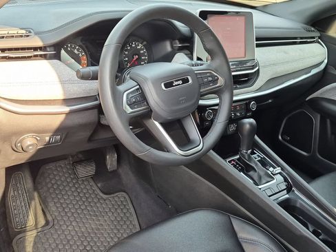 Used 2025 Jeep Compass Latitude w/ Sun & Sound Group AWD/4WD image 15