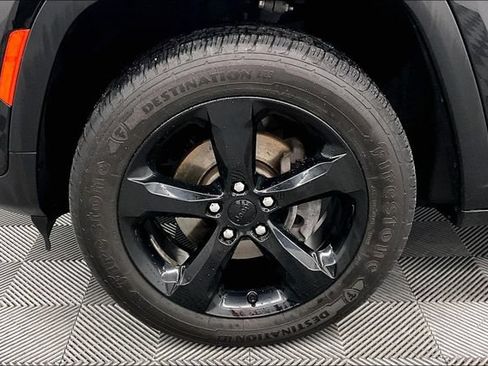 Used 2023 Jeep Grand Cherokee Altitude AWD/4WD image 9