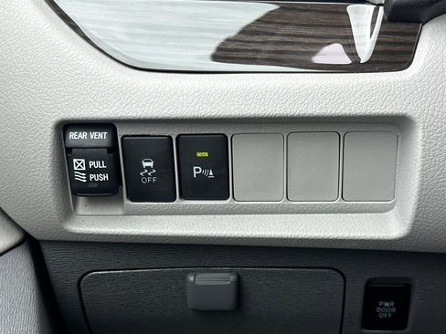 Certified 2018 Toyota Sienna XLE w/ XLE Navigation Package FWD image 33