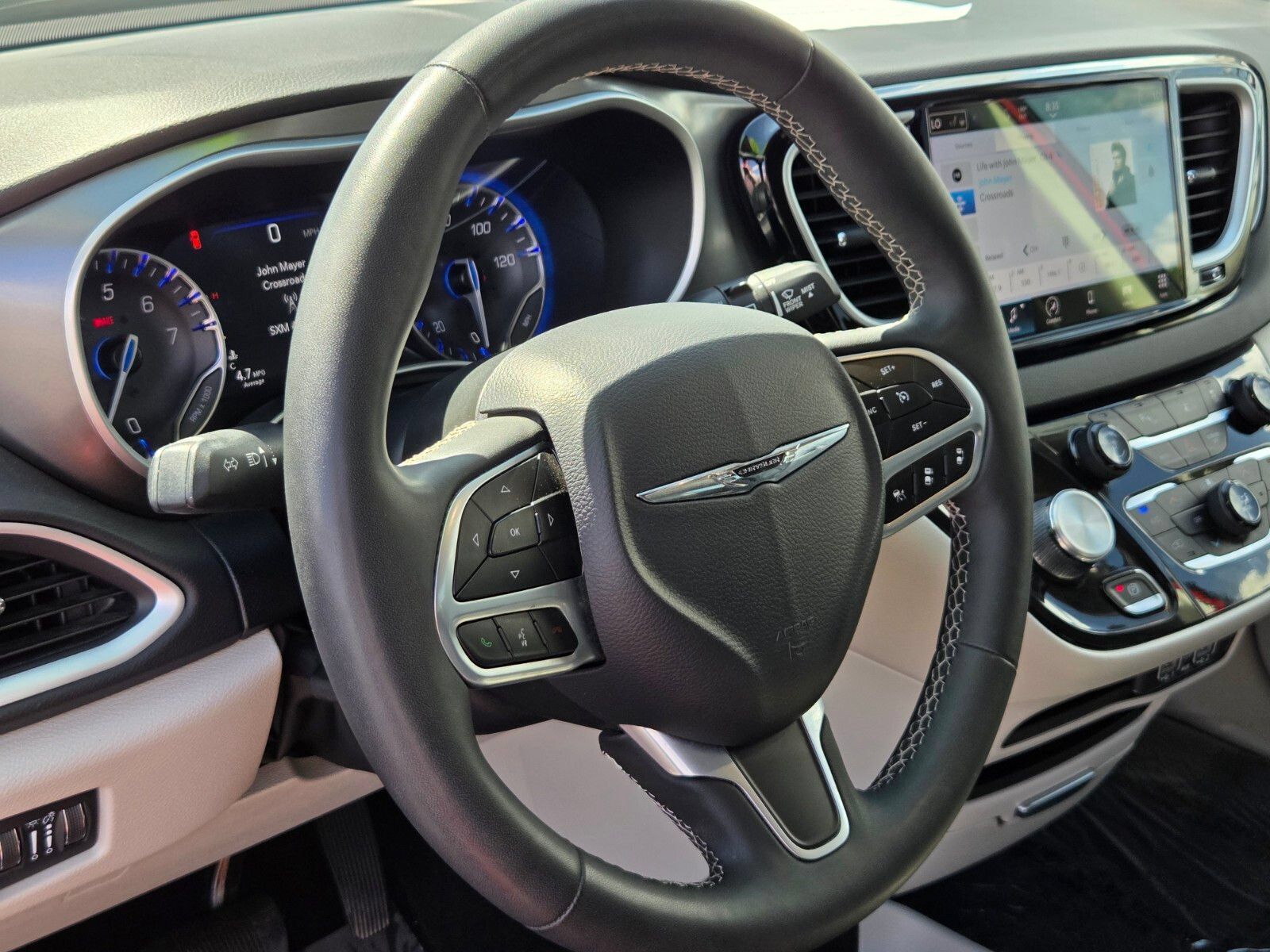 Used 2024 Chrysler Pacifica Touring-L FWD image 19