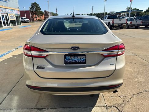 Used 2018 Ford Fusion SE FWD image 4