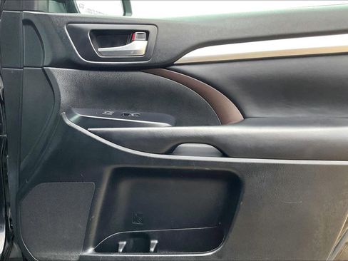 Used 2018 Toyota Highlander XLE image 22