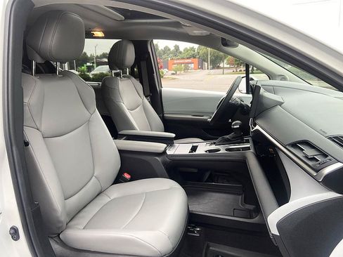 Used 2025 Toyota Sienna XLE w/ XLE Plus Package FWD image 18