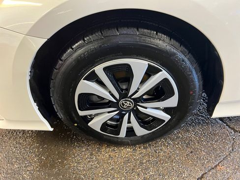 Used 2019 Toyota Prius Prime Premium image 31