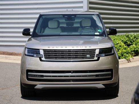 Used 2025 Land Rover Range Rover SE AWD/4WD image 2