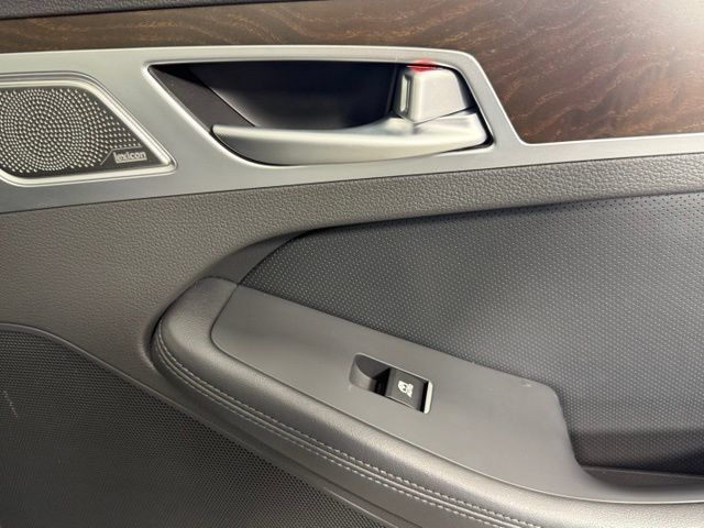 Used 2018 Genesis G80 3.8 w/ Option Group 03 RWD image 29