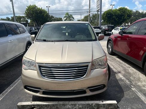 Used 2016 Chrysler Town & Country Touring FWD image 18