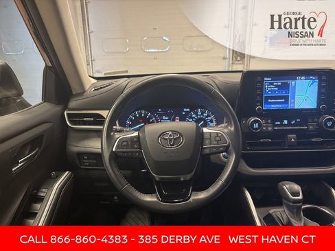 Used 2021 Toyota Highlander XLE image 17