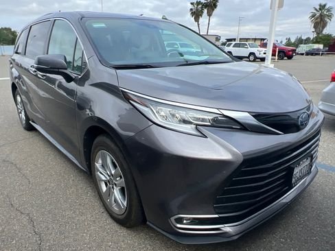 Used 2023 Toyota Sienna Limited AWD/4WD image 3