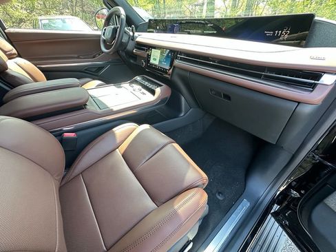 New 2026 Lincoln Navigator Reserve AWD/4WD image 21