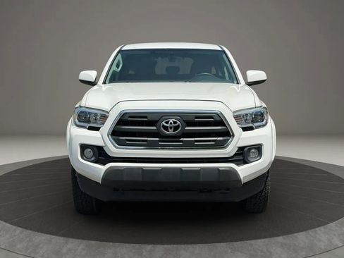 Used 2017 Toyota Tacoma SR5 w/ Tow Package RWD image 2