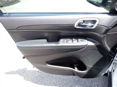 Certified 2021 Jeep Grand Cherokee Laredo AWD/4WD image 17
