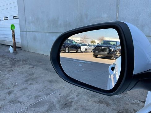 Used 2025 Buick Envista Preferred image 18