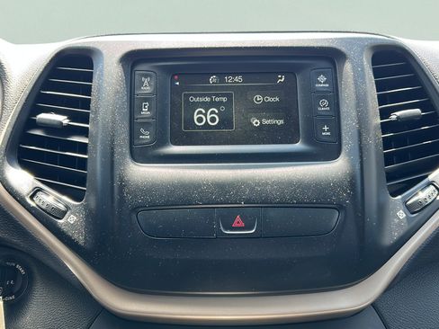 Used 2018 Jeep Cherokee Latitude w/ Altitude Package AWD/4WD image 28