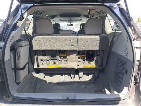 Used 2011 Toyota Sienna XLE w/ Entertainment Pkg FWD image 28
