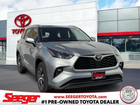 Certified 2023 Toyota Highlander AWD image 1