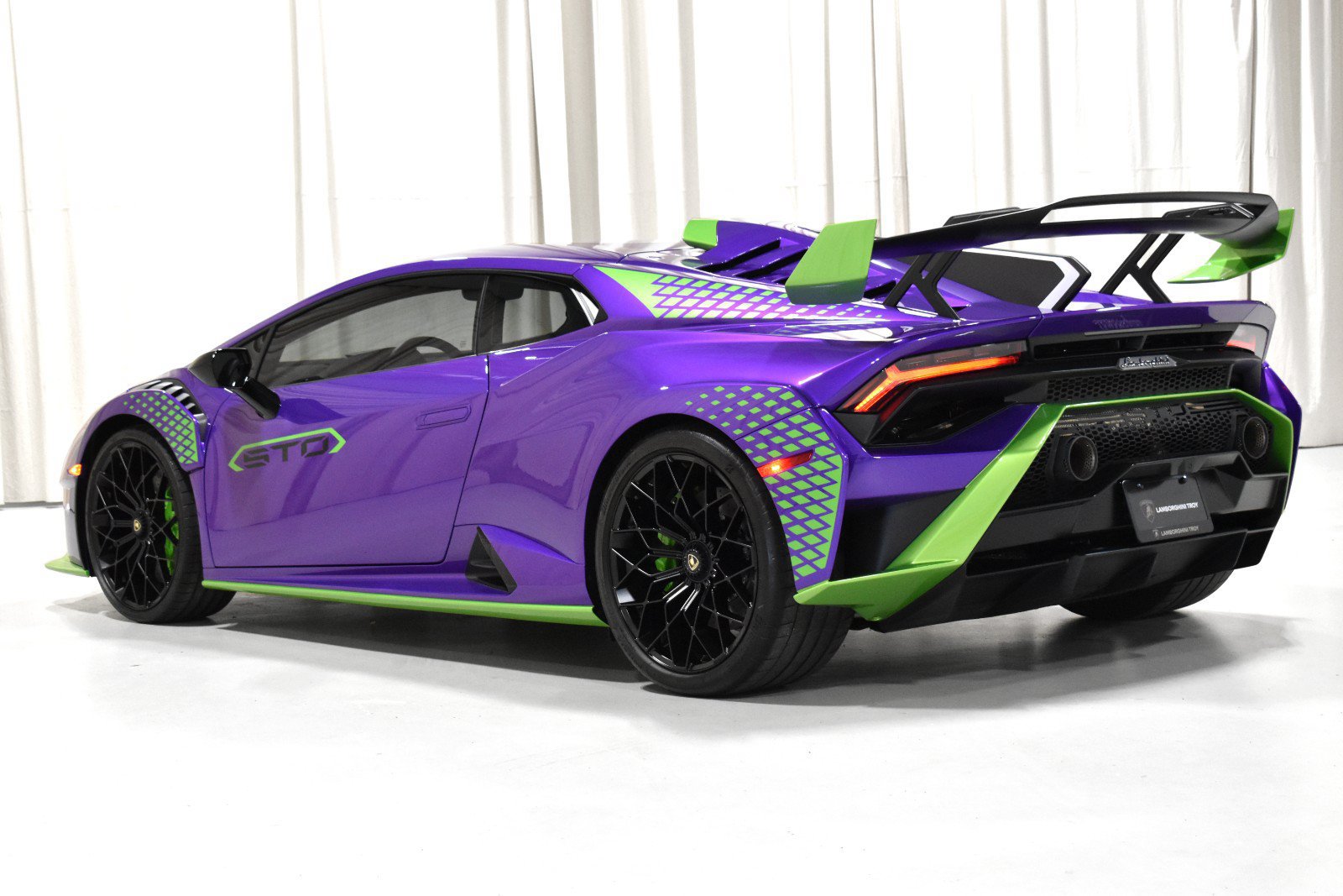 Used 2023 Lamborghini Huracan STO RWD image 7