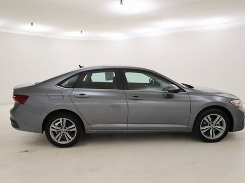 Used 2024 Volkswagen Jetta SE image 2