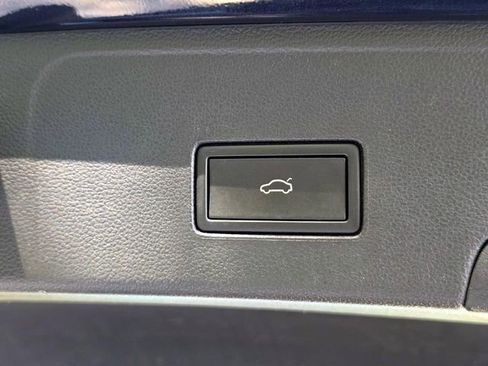 Certified 2022 Volkswagen Atlas Cross Sport SE w/ Panoramic Sunroof Package image 32