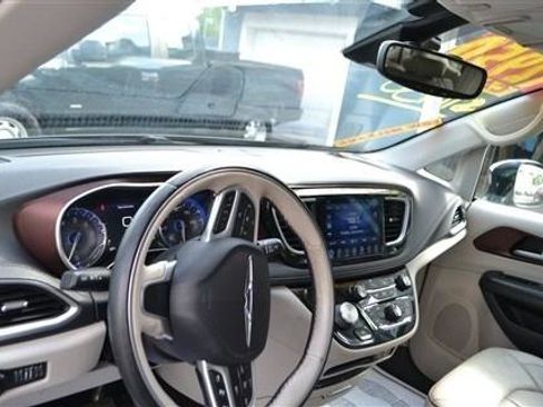 Used 2017 Chrysler Pacifica Limited w/ UConnect Theater Package FWD image 13
