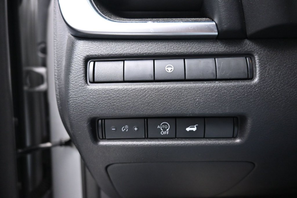 Used 2025 Nissan Rogue SV AWD/4WD image 16