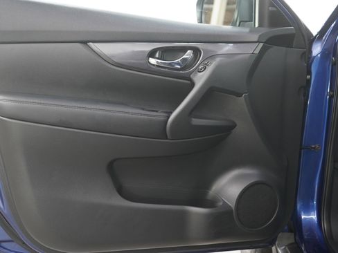 Used 2017 Nissan Rogue SV AWD/4WD image 18