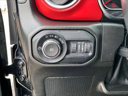 Used 2022 Jeep Wrangler Unlimited Rubicon w/ Cold Weather Group AWD/4WD image 31
