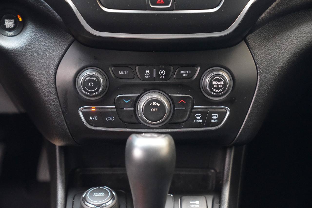 Used 2019 Jeep Cherokee Latitude Plus w/ Cold Weather Group AWD/4WD image 34