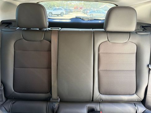 Used 2025 Chevrolet Trax LT image 32