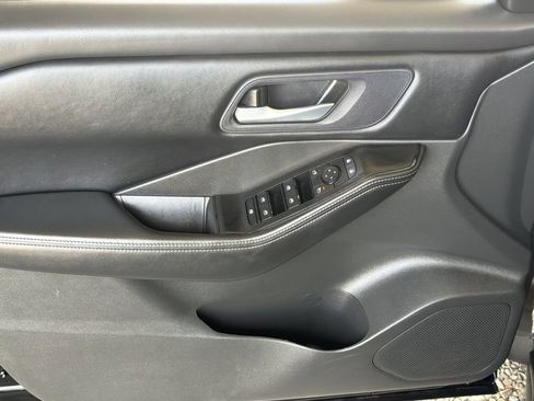 Used 2025 Nissan Rogue SV FWD image 3