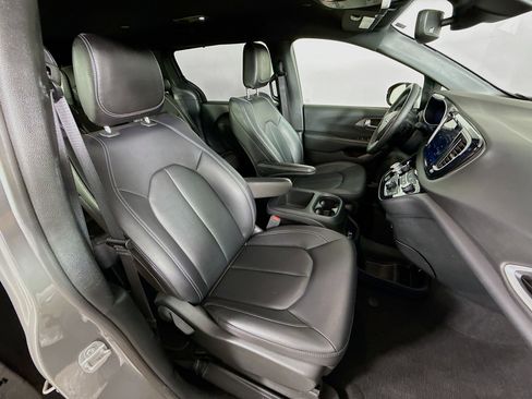 Used 2025 Chrysler Pacifica Select image 36