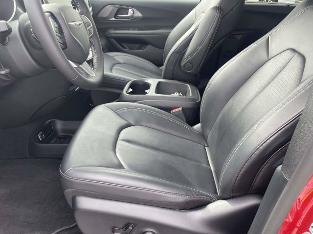 Used 2025 Chrysler Pacifica Select FWD image 14