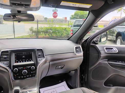 Used 2021 Jeep Grand Cherokee Laredo RWD image 78