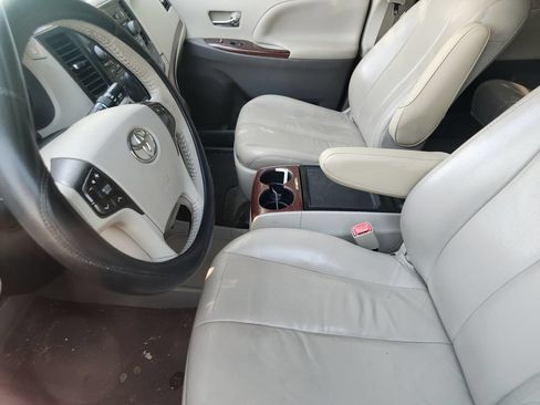 Used 2013 Toyota Sienna XLE FWD image 7