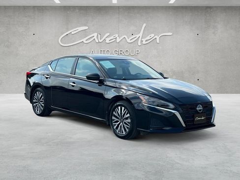 Certified 2025 Nissan Altima 2.5 SV FWD image 2
