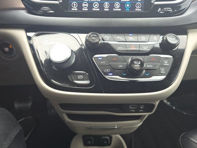 Used 2019 Chrysler Pacifica Touring-L w/ Advanced Safetytec Group FWD image 26