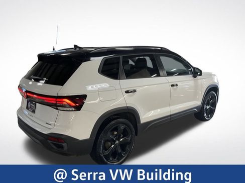 Certified 2025 Volkswagen Taos SE image 5