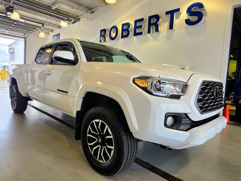 Used 2020 Toyota Tacoma TRD Sport AWD/4WD image 2