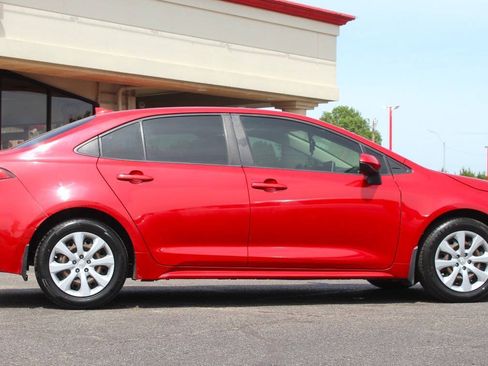 Used 2021 Toyota Corolla LE FWD image 3