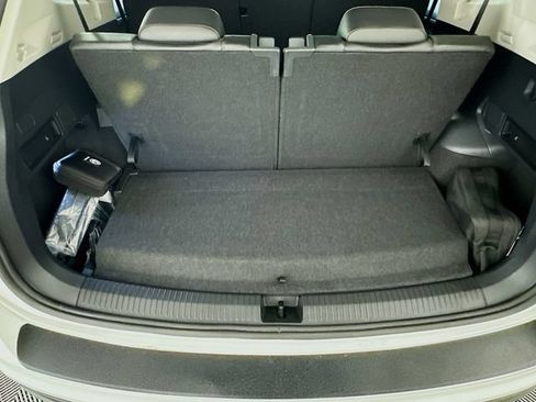 Used 2022 Volkswagen Tiguan SE w/ Panoramic Sunroof Package FWD image 30