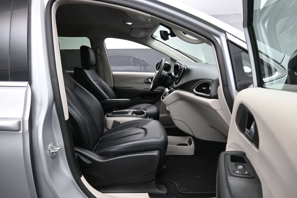 Used 2024 Chrysler Pacifica Touring-L FWD image 29