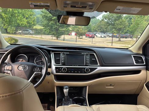 Used 2018 Toyota Highlander XLE AWD/4WD image 26