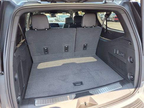 New 2025 Chevrolet Suburban Premier image 9