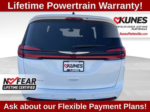 Used 2023 Chrysler Pacifica Touring-L image 5